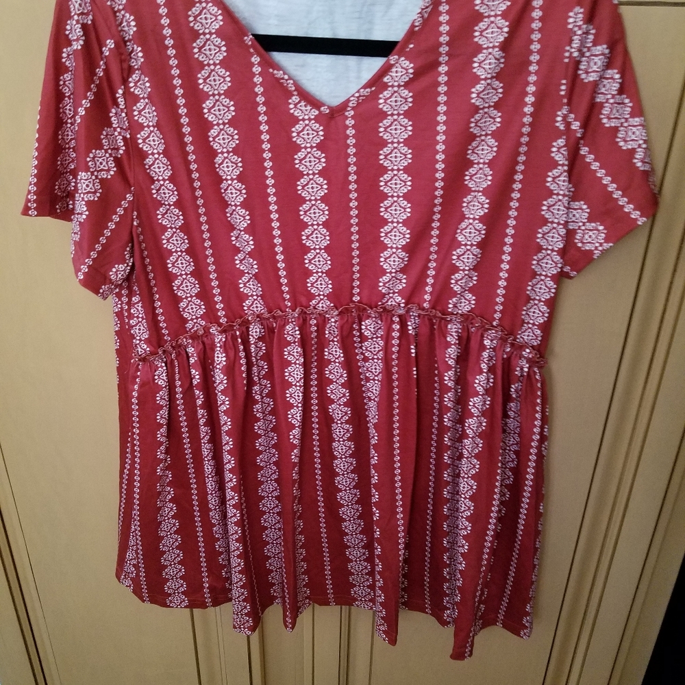 Women's Short Sleeve V-neck Shirt Size M